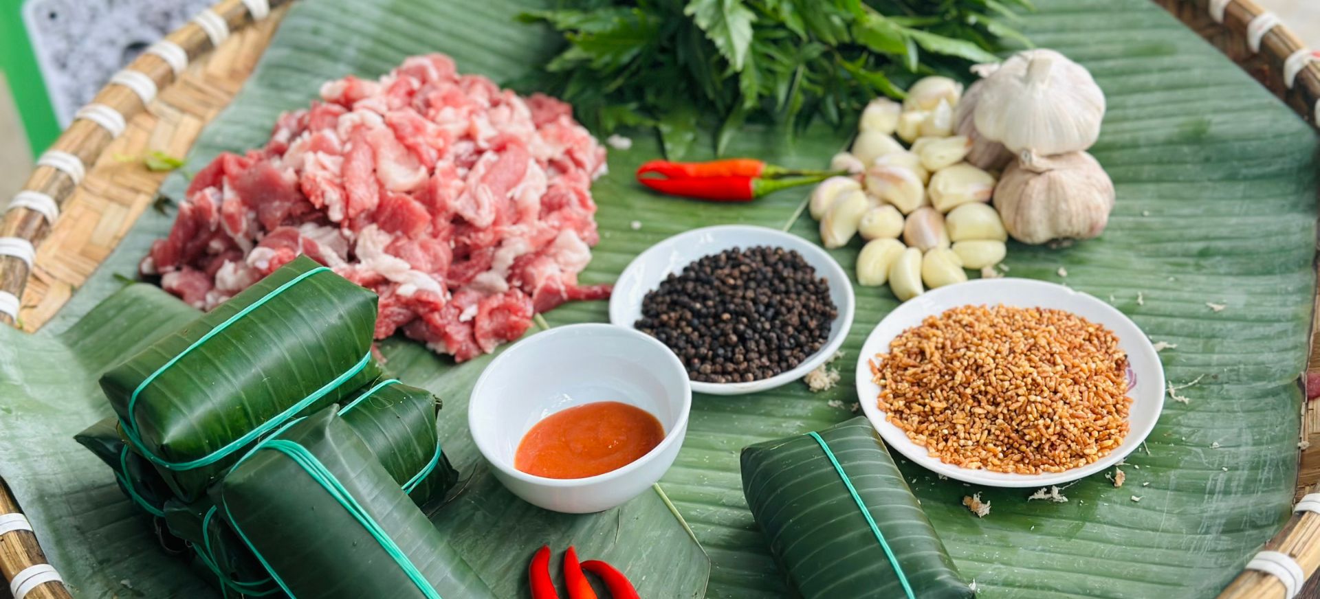 Thưởng thức nem chua Thanh Hóa – đặc sản gây thương nhớ – VinWonders